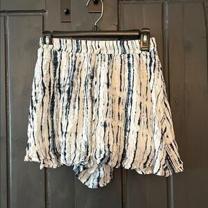 NWOT. flowy two toned shorts. Looks like a skirt.